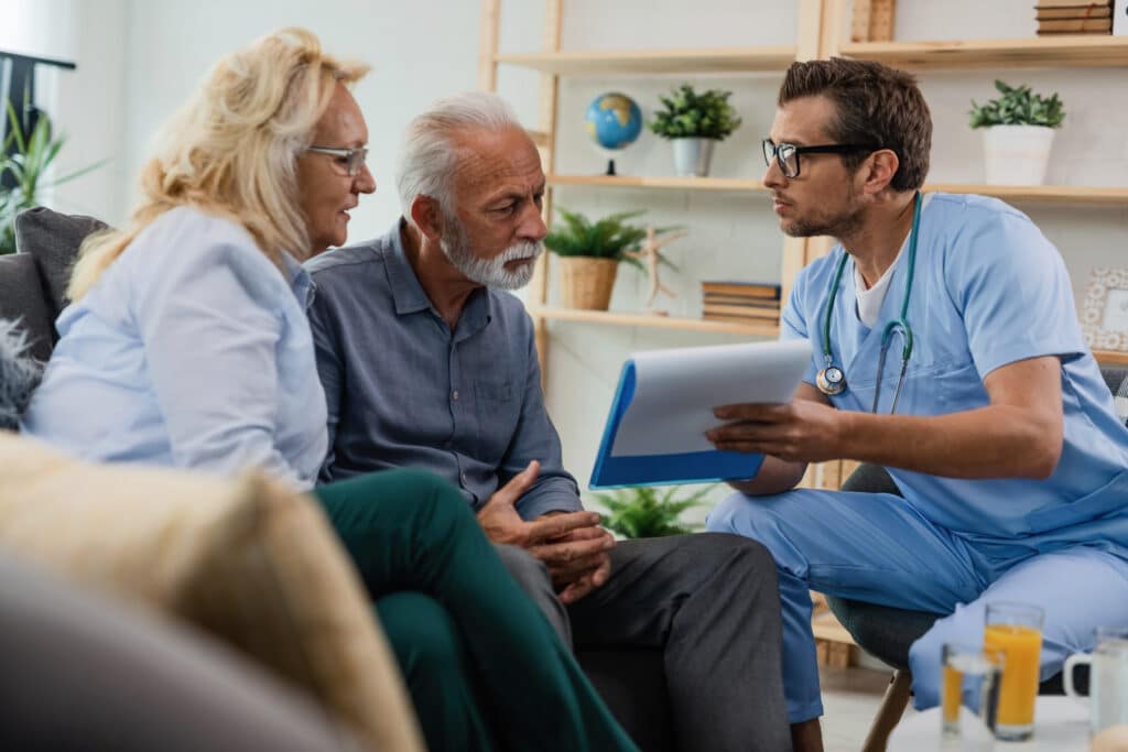 Médecin présentant un dossier à un couple de seniors